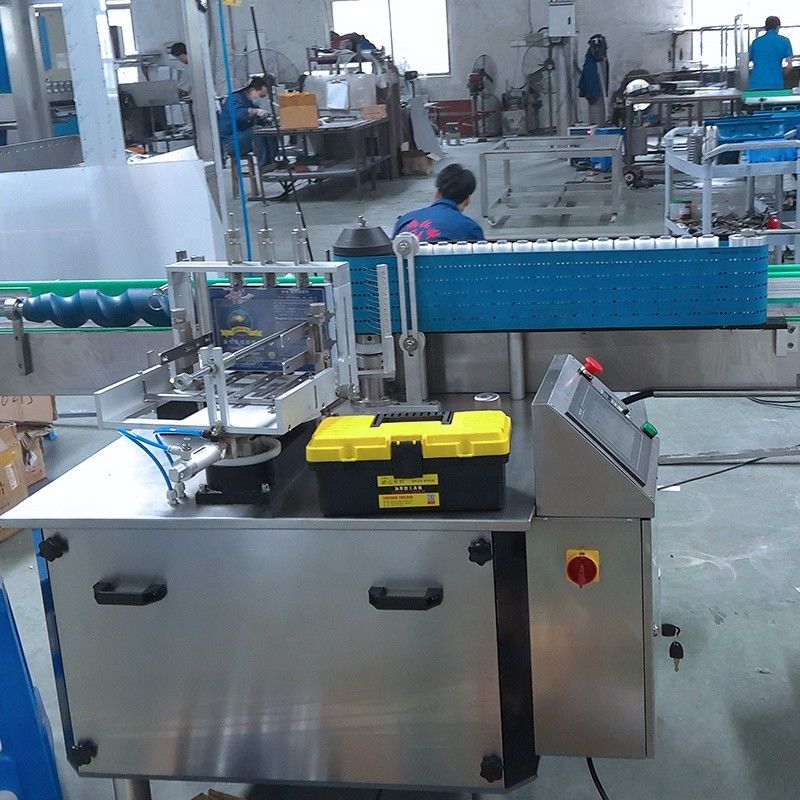 Volledig automatische pasta-etiketteringsmachine voor ronde flessen potten 400 kg laadvermogen