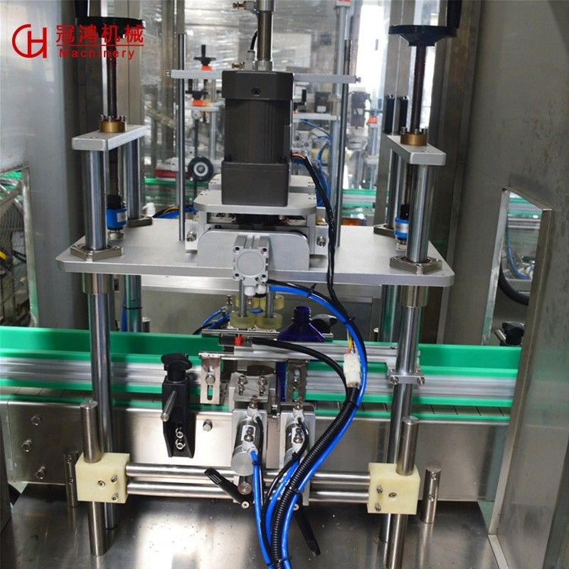 Volledig automatische roterende schroefkappenmachine voor de productie van plastic flessenverpakkingen