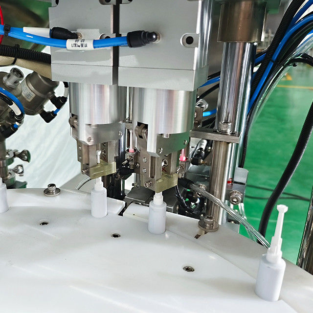 Kleine dosis 10 ml pneumatische 2-kop vulmachine en schroefkapper voor vloeibare oliegel