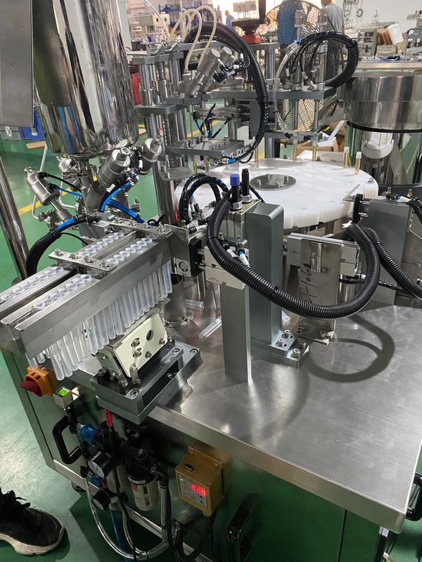 Volledig geautomatiseerde Chuck Filling Gland geïntegreerde machine voor gel vullen 1-10 ml capaciteit