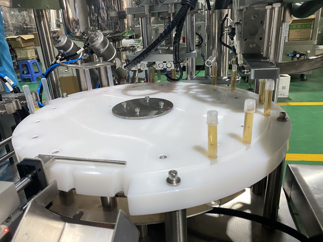 Volledig geautomatiseerde Chuck Filling Gland geïntegreerde machine voor gel vullen 1-10 ml capaciteit