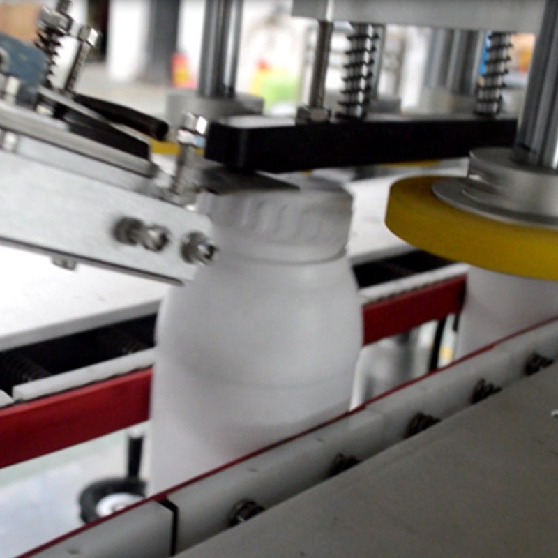 PLC Core Components 2.5KW Simple Automatic Linear Capping Machine voor uw voordeel