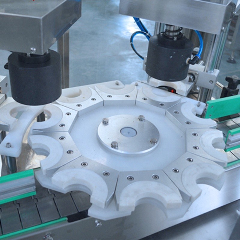 Gepersonaliseerde automatische lijm vacuüm vul- en dekselverzegelingsmachine voor flesgrootte