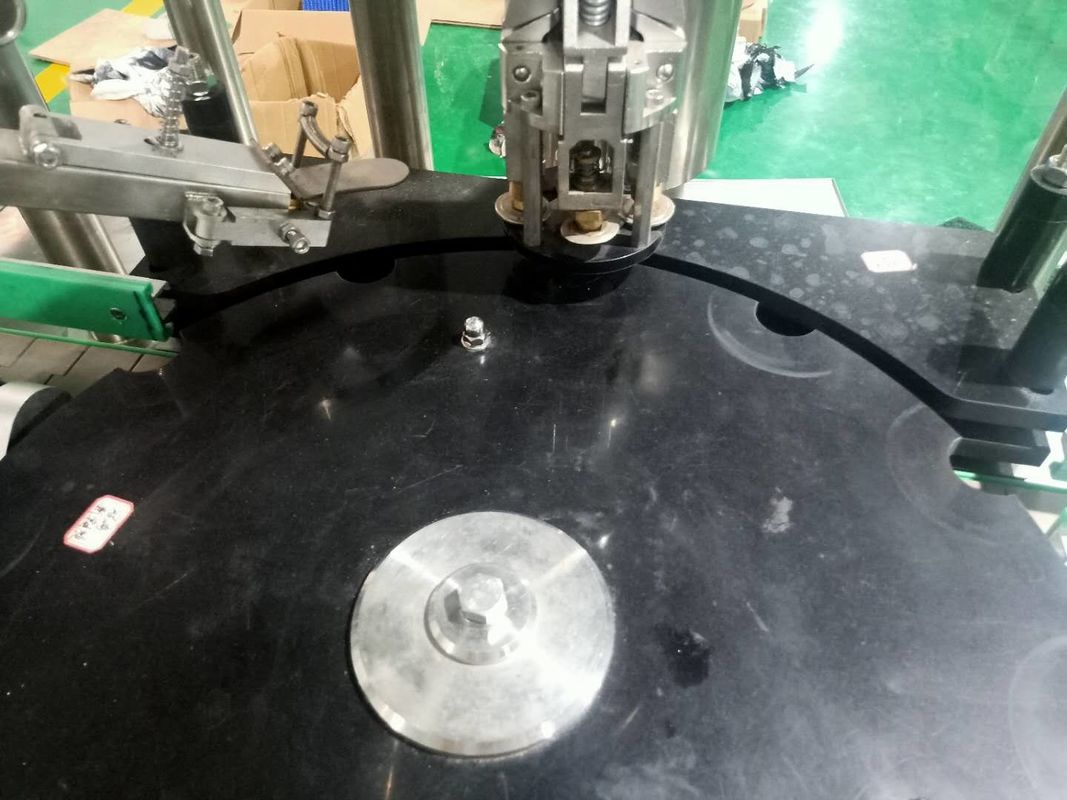 Volledig automatische dopmachine voor flessen met een diameter van 35-100 mm en 100-130 mm Topverkoper
