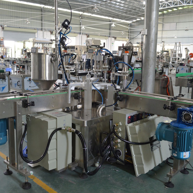 Elektrische machine voor het vullen van flessen met parfums, doppen en etiketteren voor automatische productie