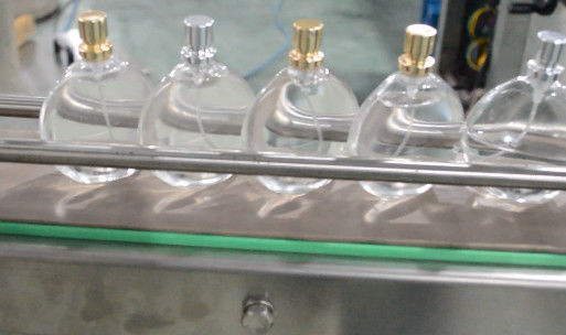 Elektrische machine voor het vullen van flessen met parfums, doppen en etiketteren voor automatische productie