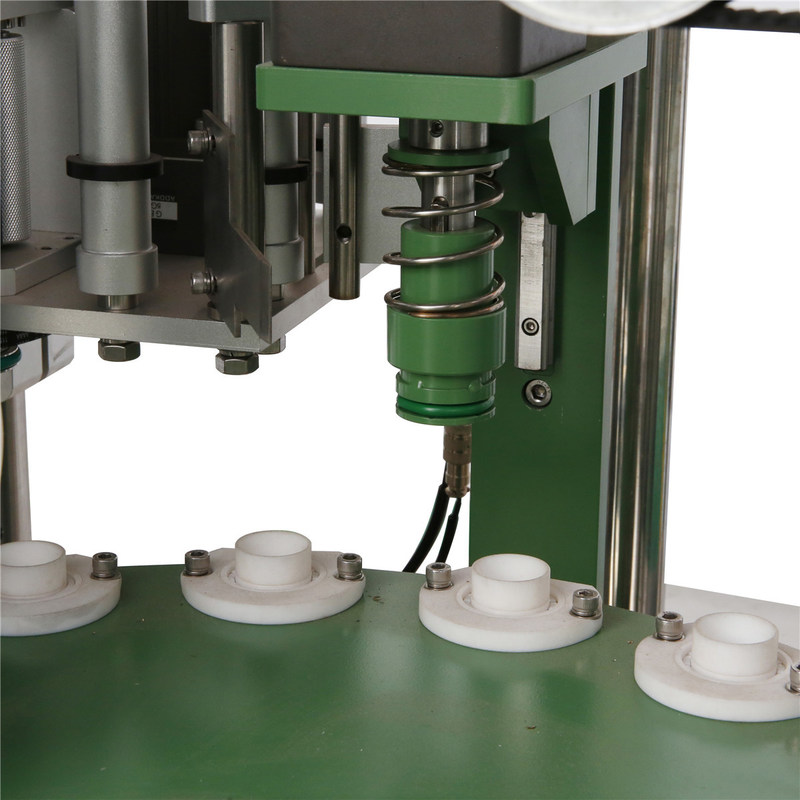 Automatische machine voor het vullen van kleine flessen