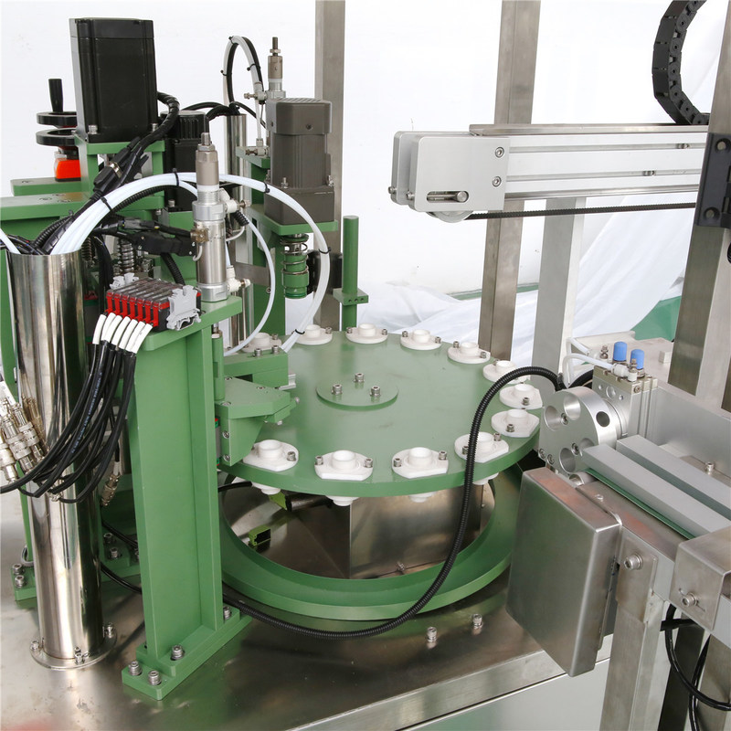 Automatische machine voor het vullen van kleine flessen