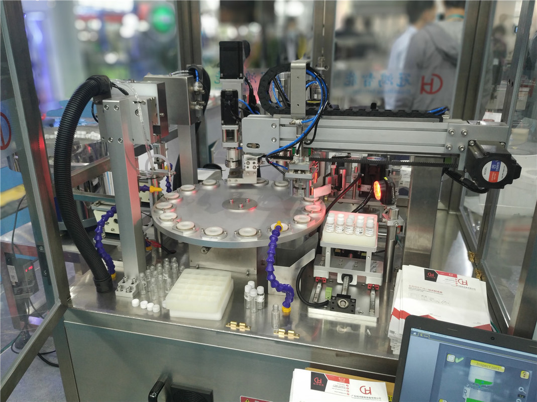 Automatische machine voor het vullen van kleine flessen