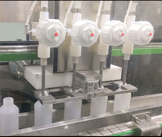 High Speed 4 Heads Vloeibare flessen vullen Deksel etikettering machine voor plastic flessen