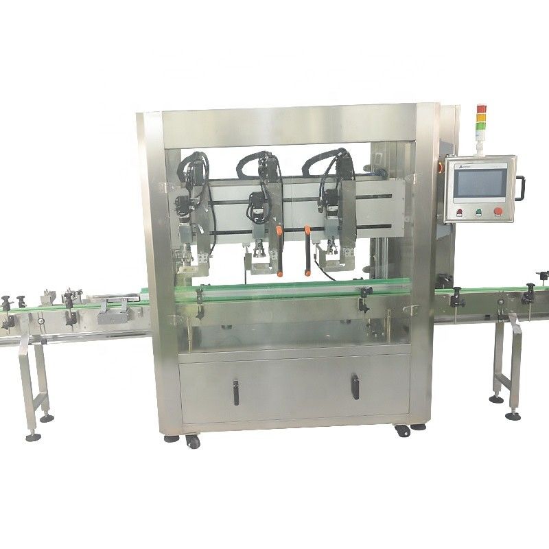 Automatische dopmachine met drie koppen voor plastic flessen met een capaciteit van 4000 BPH