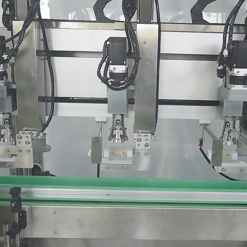 Automatische dopmachine met drie koppen voor plastic flessen met een capaciteit van 4000 BPH