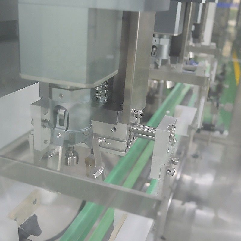 Automatische dopmachine met drie koppen voor plastic flessen met een capaciteit van 4000 BPH