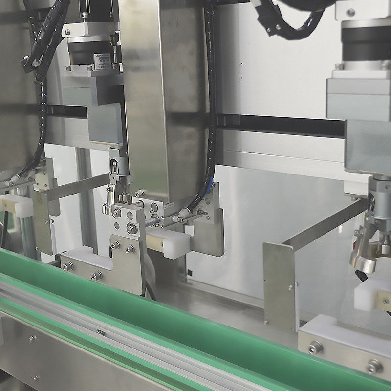 Automatische dopmachine met drie koppen voor plastic flessen met een capaciteit van 4000 BPH