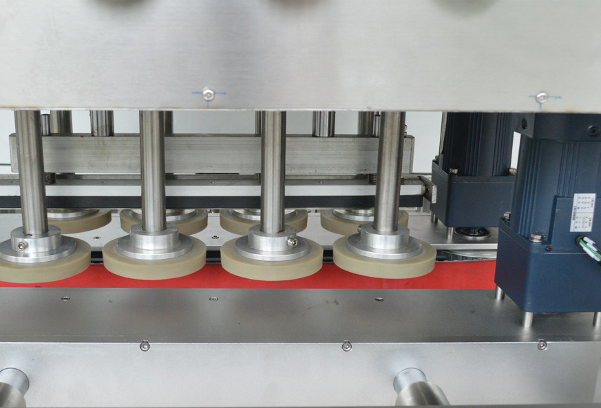 8 paren wiel rotatie lineaire dekselmachine voor grondstofflessen 30-120 mm diameter