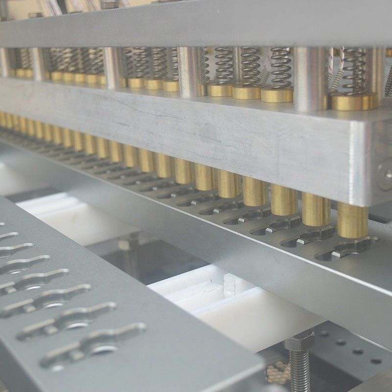 Elektrische automatische chemische testkit detectie reagens vul- en afdichtmachine met een capaciteit van 13000 BPH