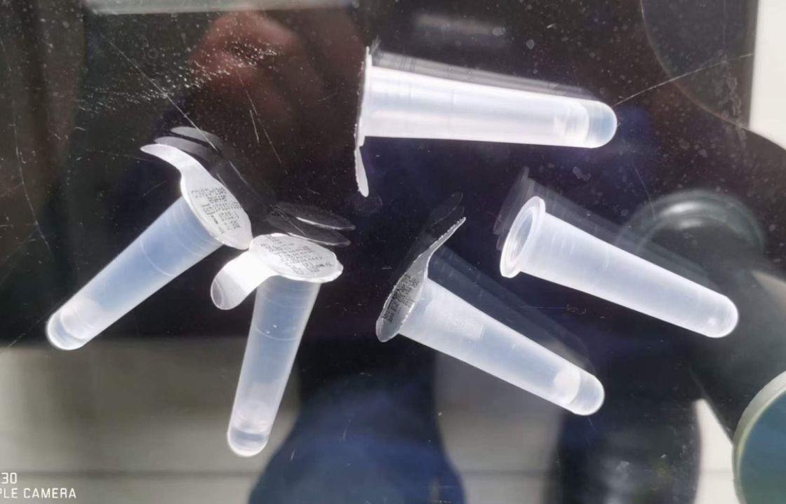 Elektrische automatische chemische testkit detectie reagens vul- en afdichtmachine met een capaciteit van 13000 BPH