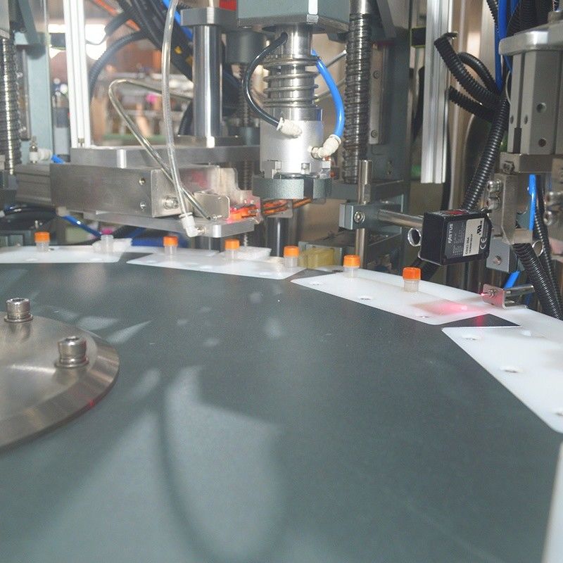 Chuck Type Reagent Tube Liquid Filling Capping Labeling Machine met een capaciteit van 800 kg