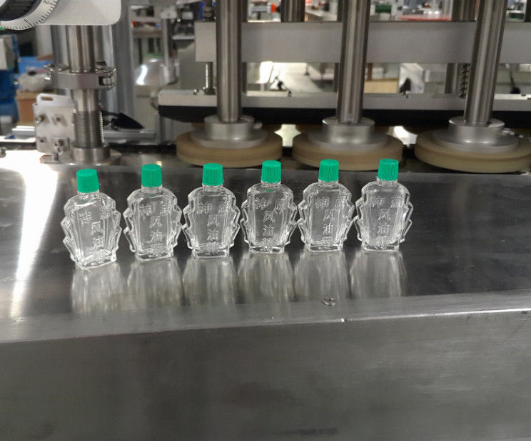 Machine voor het afsluiten van glazen flessen met een kleine capaciteit voor essentiële olie en medicinale olie
